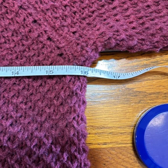 Hollister burgundy color 3/4 length sleeve sweater. Size Small - Picture 8 of 10